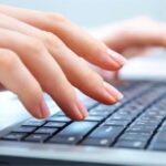melhor plataforma de digitacao - teste de velocidade - pessoa digitando no teclado
