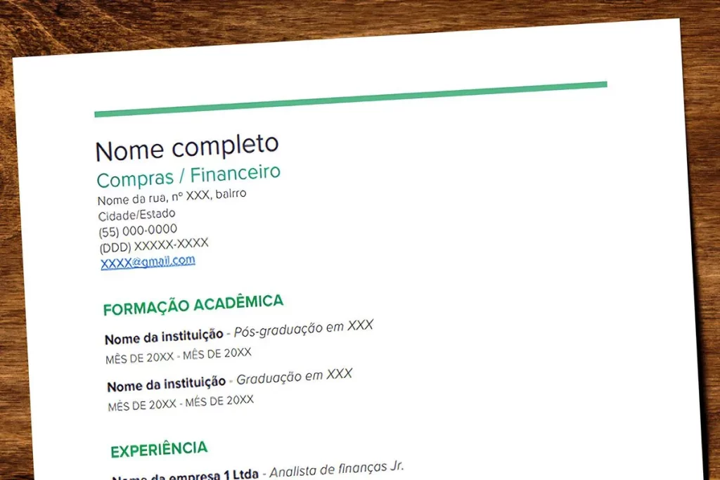 Modelo de currículo profissional com dados pessoais, formação acadêmica e experiência no setor financeiro