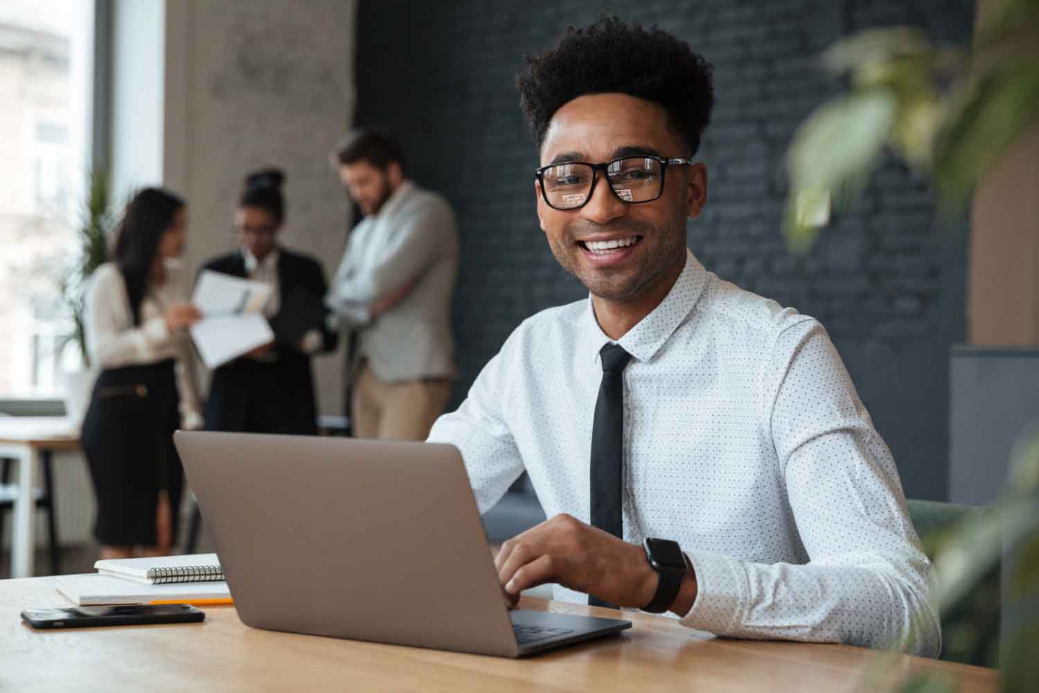 O curso para auxiliar administrativo mostra como funciona o dia a dia do profissional que atua na área de Administração de uma empresa