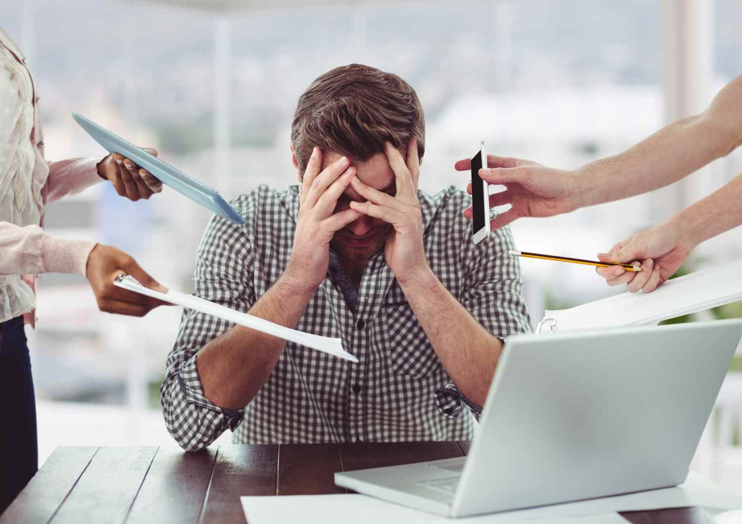 Descubra como a saúde mental no trabalho influencia no seu desempenho e veja dicas objetivas para colocar em prática hoje mesmo