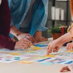 O brainstorming é uma técnica usada em reuniões para que os colaboradores pensem e interajam em busca de soluções.