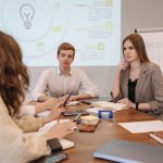 O desenvolvimento profissional, dentre outros aspectos, surge por meio do conhecimento, associado com o avanço do mercado de trabalho