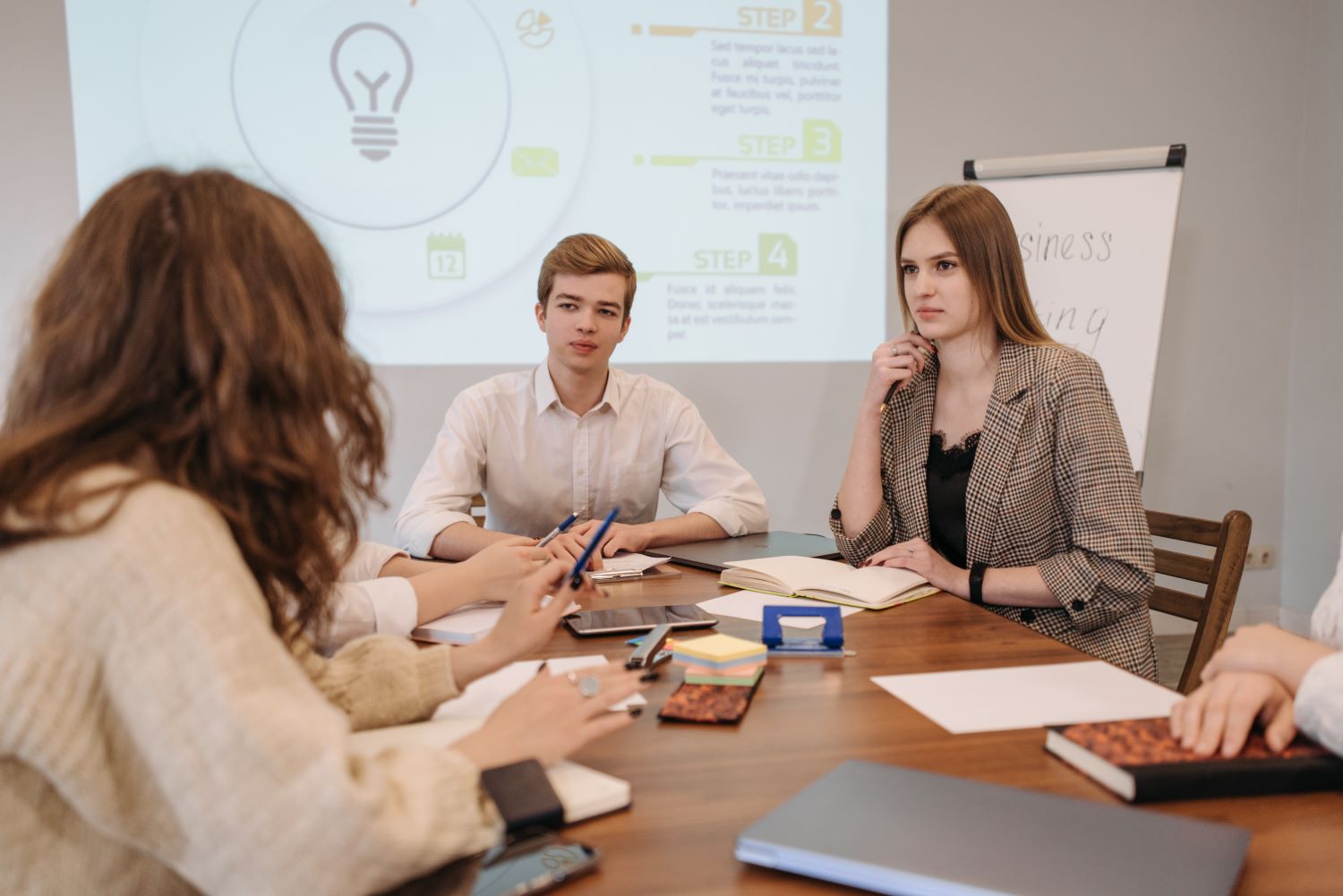 O desenvolvimento profissional, dentre outros aspectos, surge por meio do conhecimento, associado com o avanço do mercado de trabalho