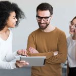A comunicação interpessoal traz vantagens que vão desde a melhoria das relações até a promoção da colaboração eficaz.