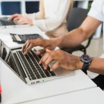 Como melhorar a ergonomia ao usar laptops: dicas essenciais