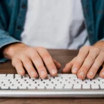 Como ajustar a sensibilidade do teclado para melhor digitação?
