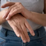 Como aliviar dores nas mãos e pulsos causadas por má digitação?