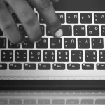 Como o layout do teclado afeta a eficiência na digitação?