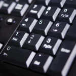 Teclado numérico de computador com teclas de números e funções como End, PgUp e Insert em destaque