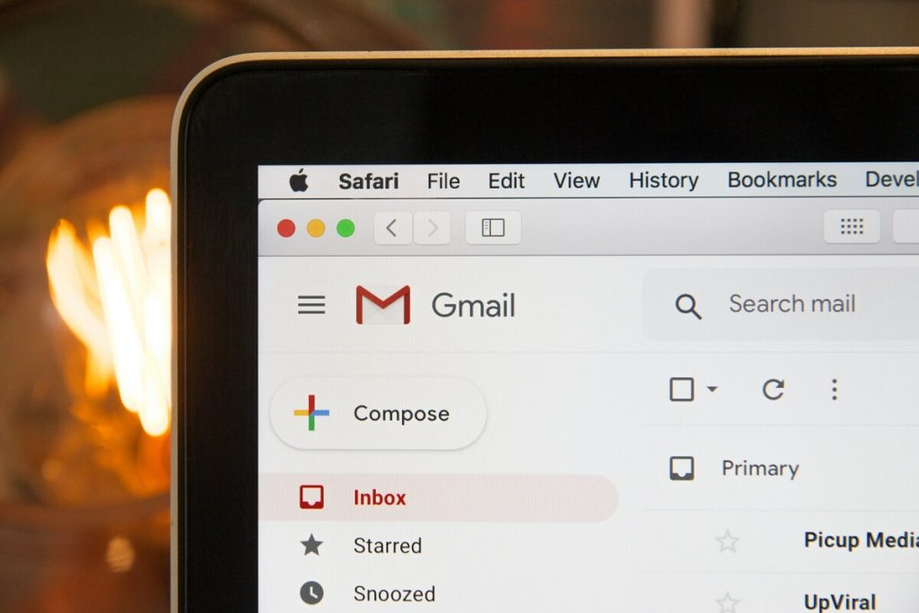Tela do computador com a interface do Gmail aberta na caixa de entrada