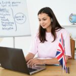 Mulher estudando Ingles no Computador