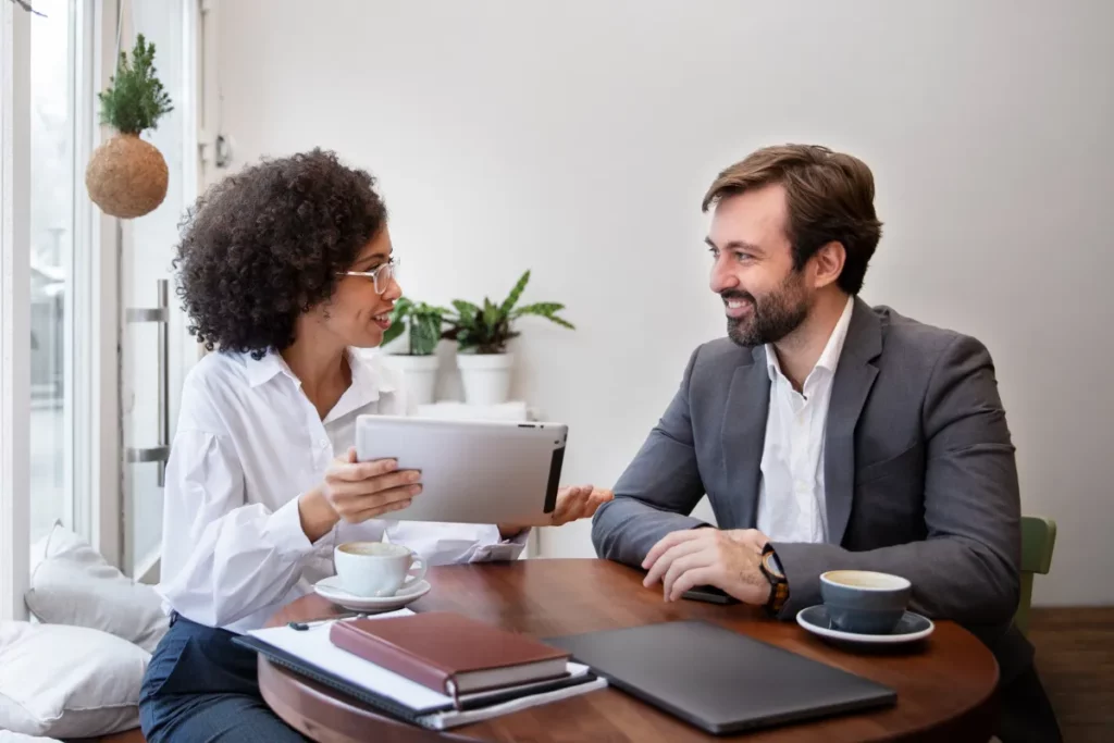 Homem e mulher conversando no trabalho
