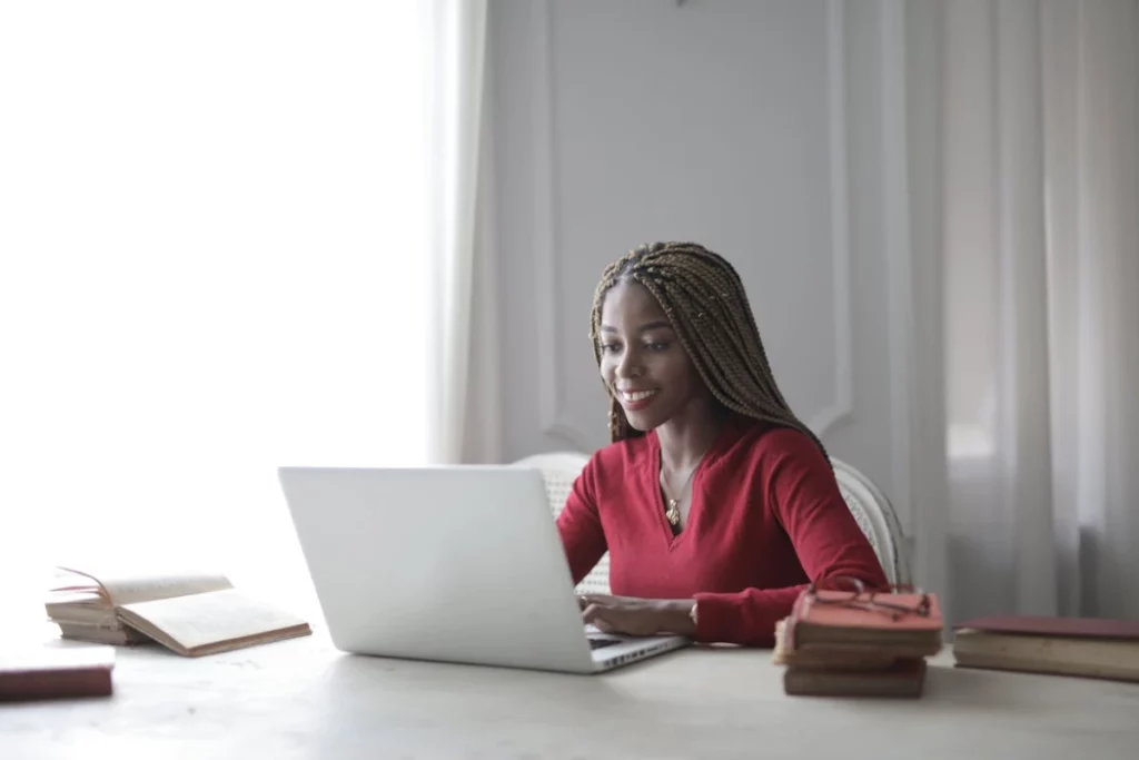 Mulher trabalhando em seu computador