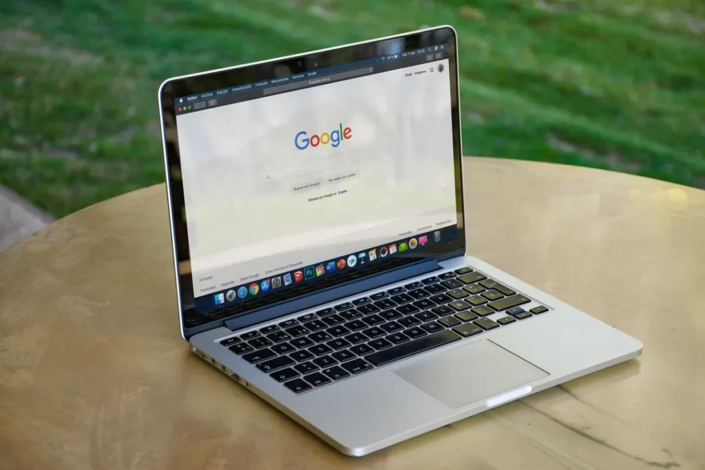 Laptop mostrando a página do Google