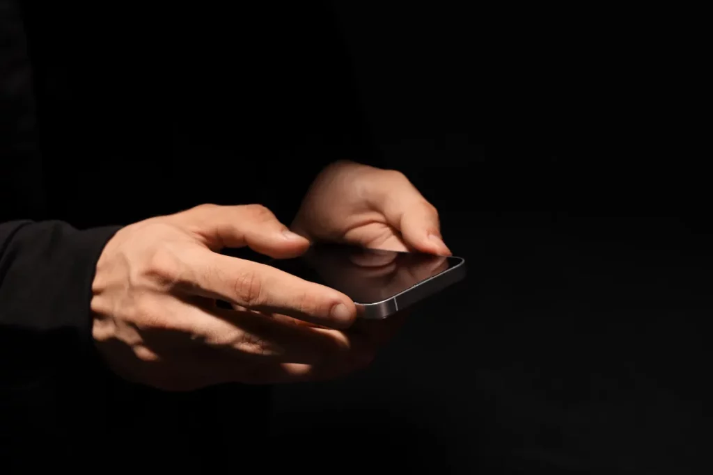 Mão segurando celular