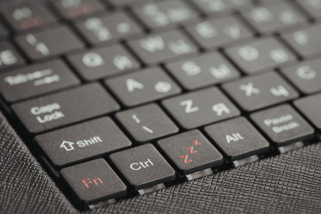 Close em teclado de computador com destaque para a tecla Ctrl ao lado de outras teclas como Shift e Alt.