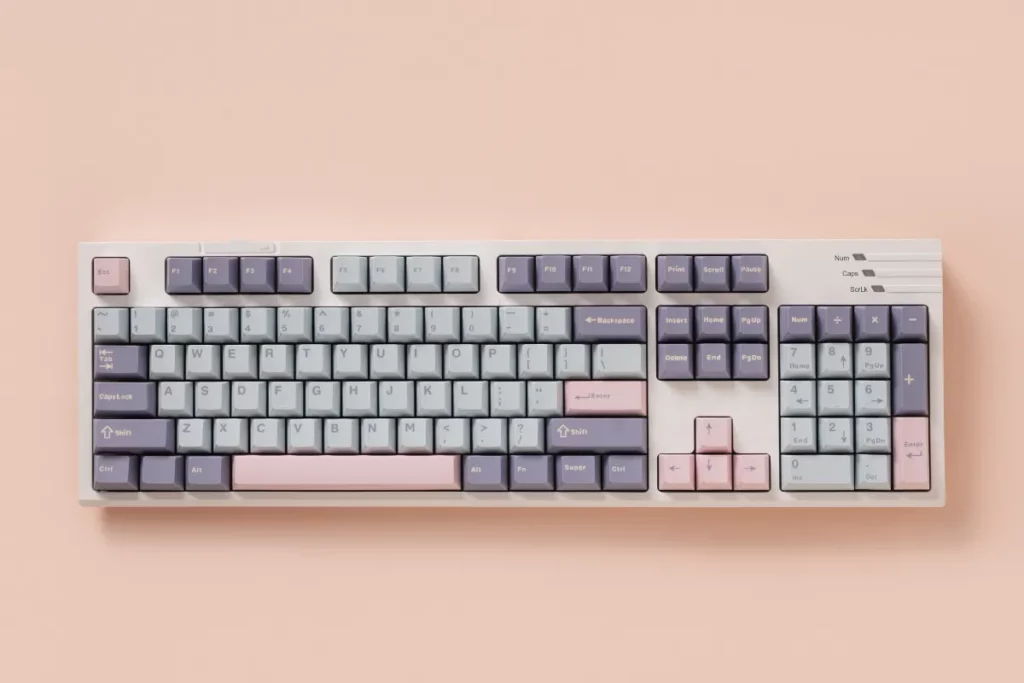 teclado de computador completo com teclado numérico em superfície clara visto de cima